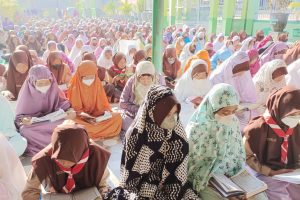 JUMAT BERKAH, DI HALAMAN MADRASAH