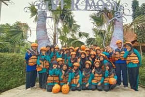 OUTING KELAS FULL DAY DI RIVERMON KLATEN SEBAGAI PENAMBAH SEMANGAT