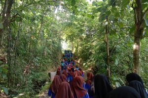 Berolah Raga dan Belajar Berinteraksi dengan Lingkungan Setempat.