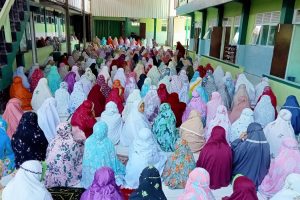Dzuhur Berjamaah, Melatih Siswa Disiplin Beribadah