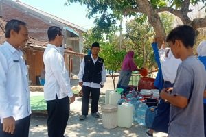 MTs Negeri 3 Sragen Berbagi Air Bersih